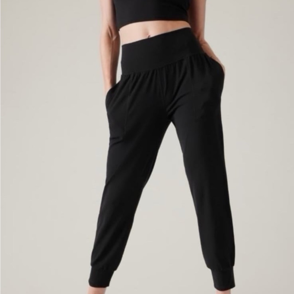 Athleta salutation jogger in black in M